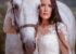 cheval blanc et femme en robe blanche
