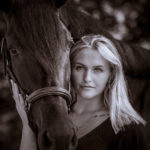 portrait noir et blanc jeune femme et cheval noir