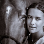 portrait en noir et blanc d'une jeune femme et son cheval