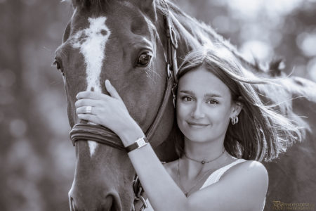 jeune fille avec son cheval en noir et blanc