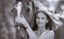 portrait d'une jeune fille avec son cheval en noir et blanc