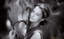 portrait en noir et blanc d'une jeune fille avec son cheval