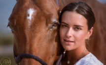 portrait d'une jeune femme avec son cheval