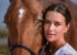 portrait d'une jeune femme avec son cheval