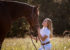 jeune fille et cheval dans un pré