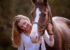 jeune femme souriante avec son cheval