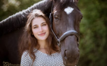 portrait d'une jeune fille avec son cheval