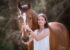 jeune fille avec son cheval l'été