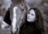 portrait en noir et blanc d'une jeune femme avec son cheval