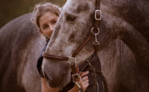 jeune femme avec son cheval